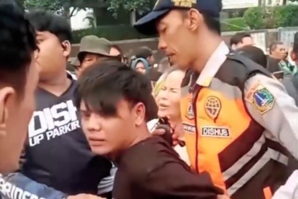 jambret-bercelurit-ditangkap-petugas-dishub-di-cfd-rasuna-said-1-pelaku-kabur-sik