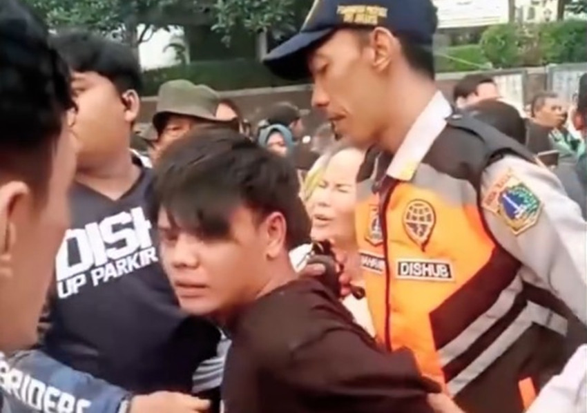 jambret-bercelurit-ditangkap-petugas-dishub-di-cfd-rasuna-said-1-pelaku-kabur-sik