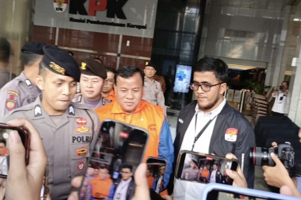 kpk-tahan-bupati-kuansing-dan-dua-orang-lainnya-terkait-suap-pengisian-jabatan-ugw