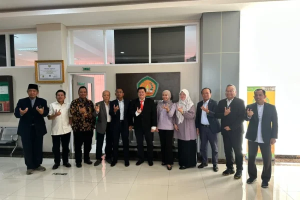 mayjen-tni-prihati-pujowaskito-uji-disertasi-doktor-johan-akbari-di-universitas-bhayangkara-osc