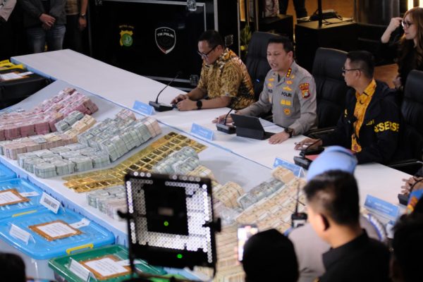 polisi-dalami-temuan-emas-batangan-hingga-uang-saat-geledah-rumah-di-sentul-sim