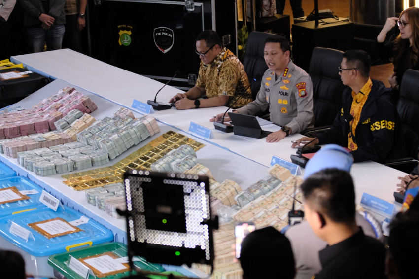 polisi-dalami-temuan-emas-batangan-hingga-uang-saat-geledah-rumah-di-sentul-sim