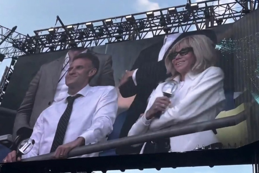 presiden-emmanuel-macron-dan-istri-nonton-konser-bts-di-paris-penggemar-heboh-cxn