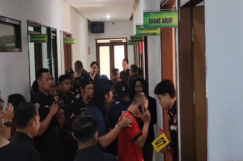 rekonstruksi-kasus-penganiayaan-ytr-taufik-hidayat-peragakan-pukul-pakai-golok-dan-sundut-korban-dmd