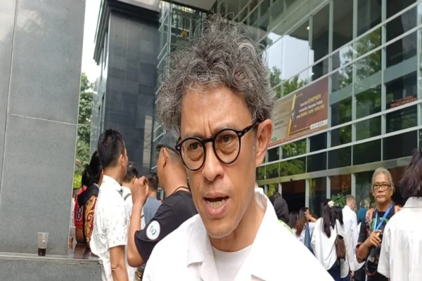 riri-riza-soroti-vonis-10-tahun-nadiem-makarim-singgung-dissenting-opinion-hakim-tvf