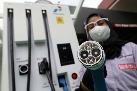 riset-deloitte-bongkar-alasan-mengapa-orang-indonesia-belum-move-on-dari-mobil-bensin-rfs