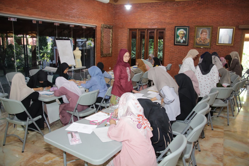 rustini-muhaimin-dorong-kemandirian-santri-lewat-pelatihan-menjahit-mye
