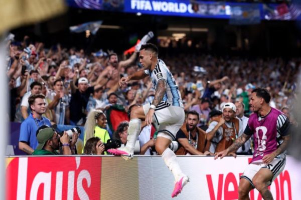 selebrasi-liar-lautaro-martinez-lolos-dari-kartu-merah-begini-penjelasan-fifa-nth