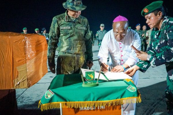 serahkan-jenazah-pilot-pt-ama-pangkogabwilhan-iii-kutuk-keras-penembakan-pelayan-kemanusiaan-htw