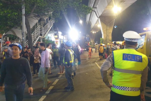 suasana-terkini-arus-lalin-di-tendean-saat-pembongkaran-jpo-jalan-arah-blok-m-ditutup-qre
