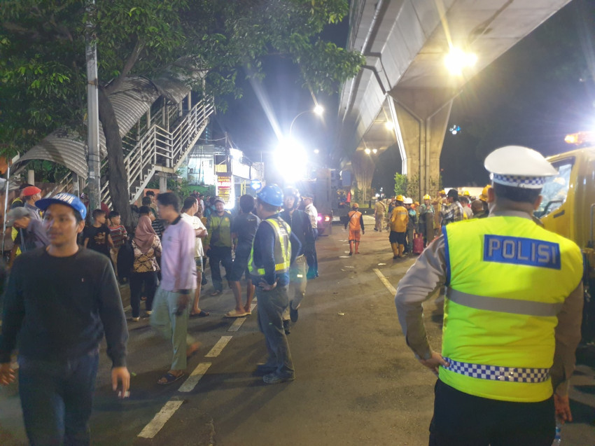 suasana-terkini-arus-lalin-di-tendean-saat-pembongkaran-jpo-jalan-arah-blok-m-ditutup-qre