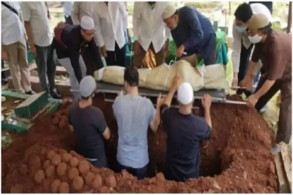 tata-cara-menguburkan-jenazah-sesuai-syariat-islam-lengkap-dari-awal-hingga-akhir-tnq
