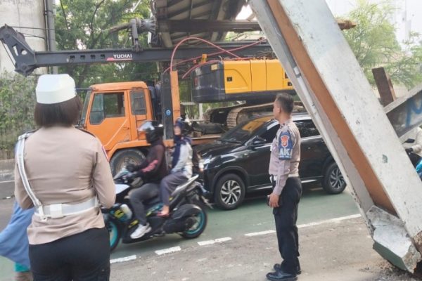 truk-crane-tabrak-jpo-di-tendean-lalu-lintas-menuju-blok-m-macet-parah-yab