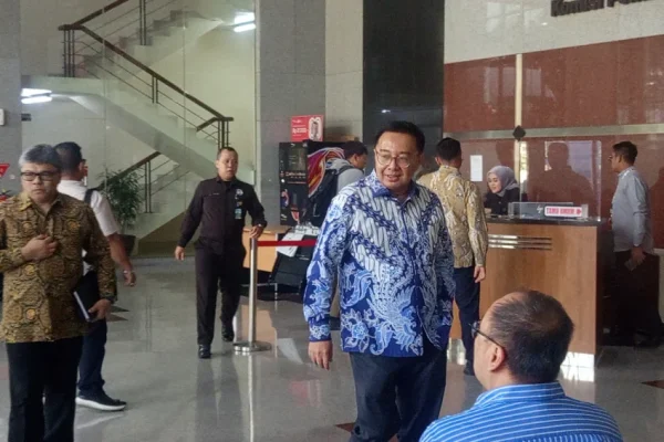 usai-rumahnya-digeledah-anggota-bpk-bobby-rizaldi-penuhi-panggilan-kpk-juq