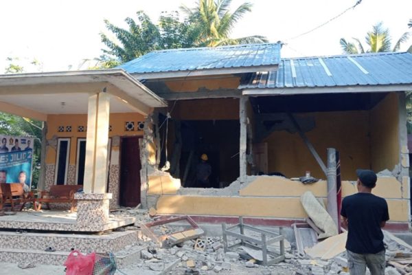 38-orang-meninggal-dunia-akibat-gempa-77-ntt-ribuan-warga-mengungsi-cyw