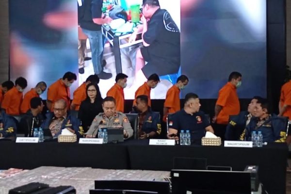 bareskrim-bongkar-jaringan-judi-online-di-tangerang-14-orang-ditangkap-orz