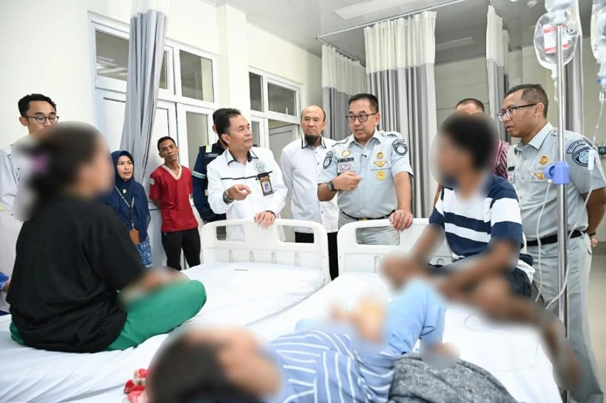 direksi-jasa-raharja-jenguk-korban-kmp-putri-yasmin-di-rs-pastikan-perawatan-berjalan-baik-hpu