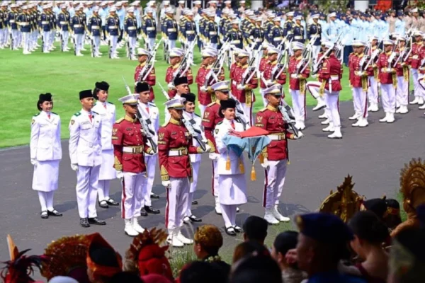 formasi-tim-paskibraka-indonesia-adil-makmur-bertugas-pada-upacara-penurunan-bendera-di-istana-sfz