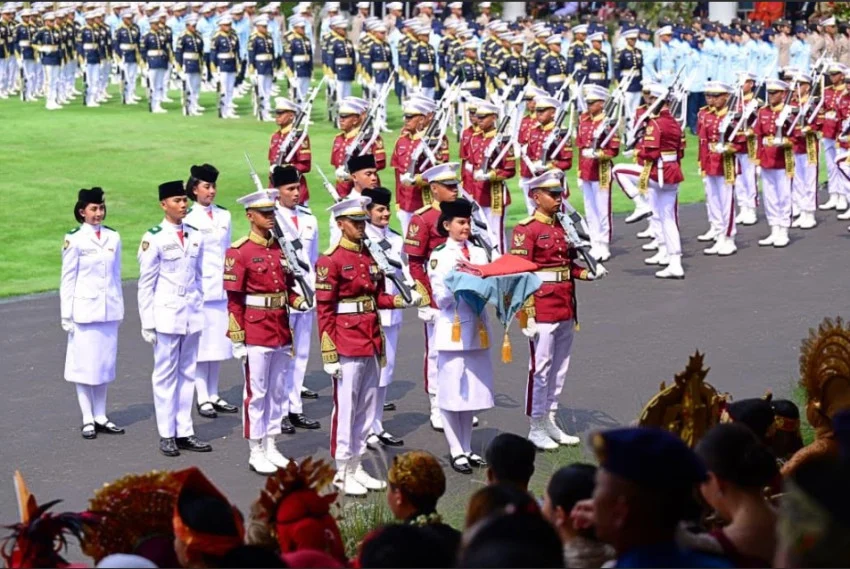formasi-tim-paskibraka-indonesia-adil-makmur-bertugas-pada-upacara-penurunan-bendera-di-istana-sfz