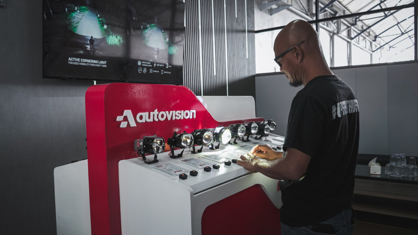 gyroscope-sampai-tir-autovision-pamer-teknologi-lampu-canggih-di-driver-experience-pertama-indonesia-qfl