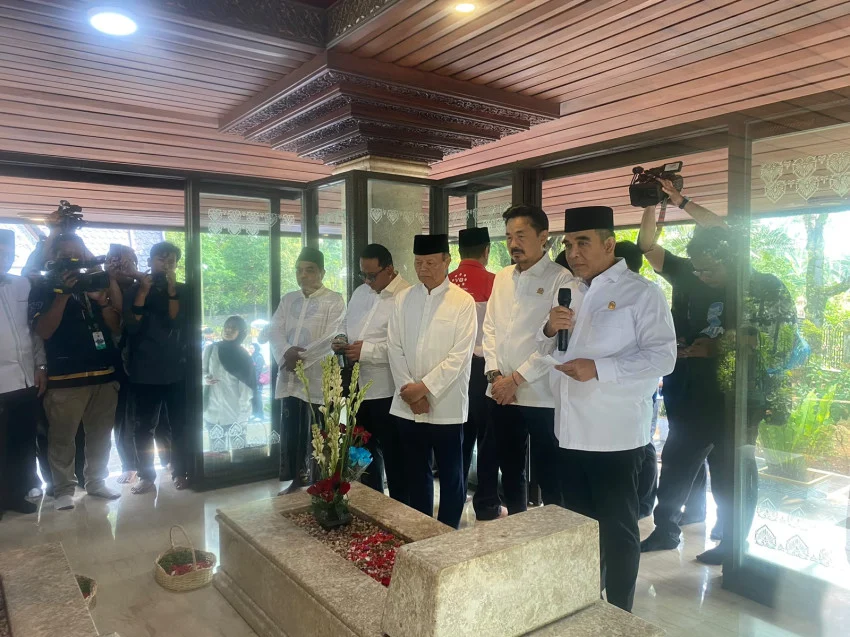 jelang-hut-ke81-ri-pimpinan-mpr-ziarah-ke-makam-bung-hatta-di-tanah-kusir-hnl