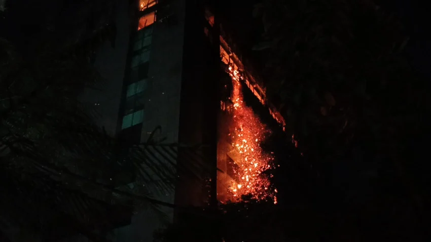 kebakaran-gedung-bapenda-dki-jakarta-200-personel-damkar-berjibaku-padamkan-api-aaj