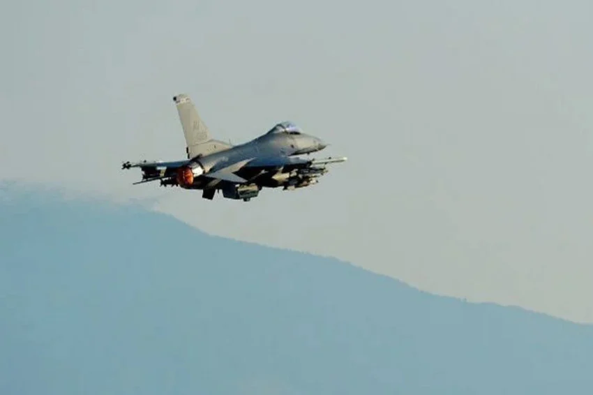 laglagi-jet-tempur-f16-turki-jatuh-pilot-berhasil-melontarkan-diri-gxl