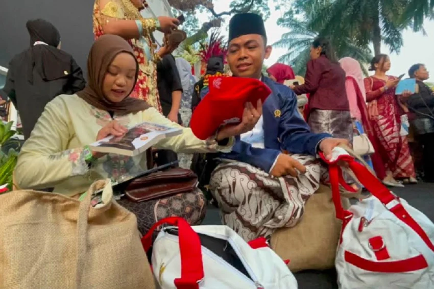 melihat-isi-goodie-bag-hut-ke81-ri-di-istana-ada-buku-presiden-hingga-kelereng-zqc
