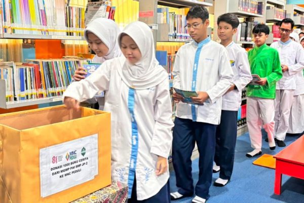 mgmp-pai-dan-budi-pekerti-smp-sejakarta-pusat-donasikan-1000-buku-cerita-ke-mnc-peduli-ytu