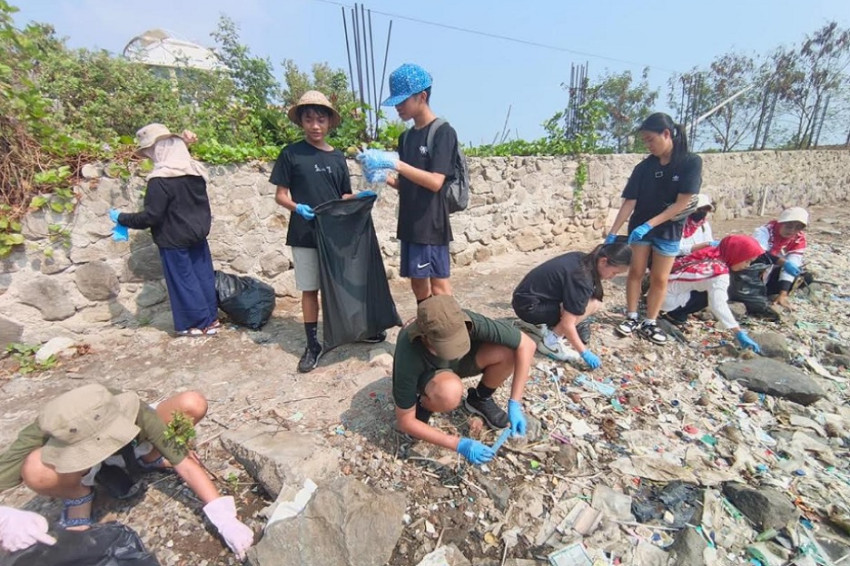 mnc-peduli-bersama-100-pelajar-tanam-mangrove-dan-bersih-pantai-di-hut-ke81-ri-acn