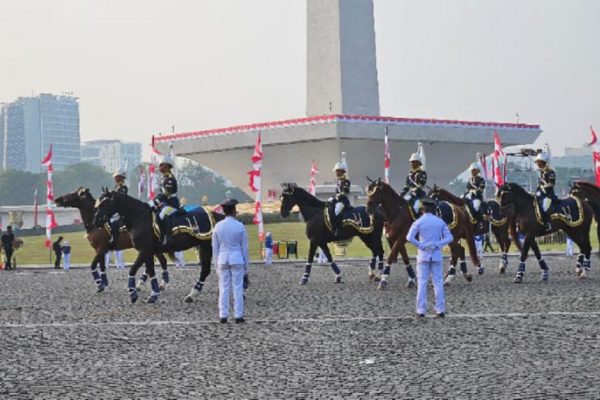 momen-pasukan-berkuda-hingga-marching-band-bersiap-ikuti-kirab-hut-ri-di-monas-cra