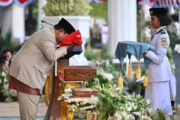 momen-prabowo-cium-bendera-merah-putih-sebelum-disimpan-di-monas-byw