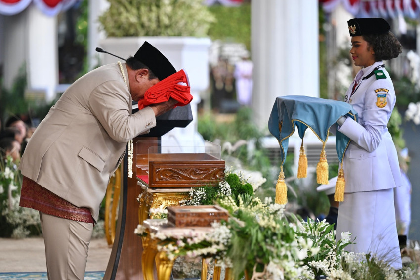 momen-prabowo-cium-bendera-merah-putih-sebelum-disimpan-di-monas-byw