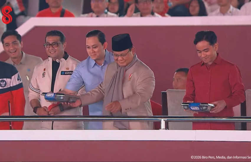 momen-prabowogibran-terima-ompreng-mbg-dari-parade-mobil-bgn-di-monas-fzk
