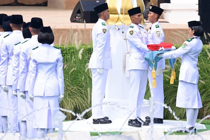 neeltje-deliana-asal-papua-pembawa-baki-pada-upacara-penurunan-bendera-di-istana-aix