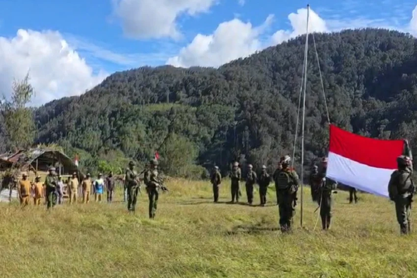 peringati-hut-ke81-ri-koops-tni-habema-kibarkan-merah-putih-di-kaki-gunung-cartenz-distrik-ugimba-oub