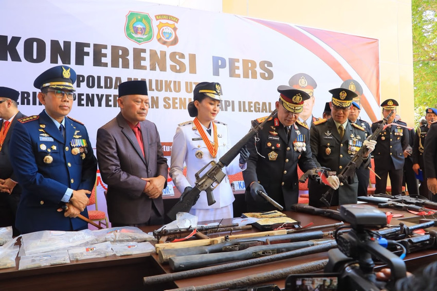 polda-malut-amankan-16-senpi-ilegal-4-di-antaranya-diduga-hendak-dijual-ke-kkb-papua-zqk