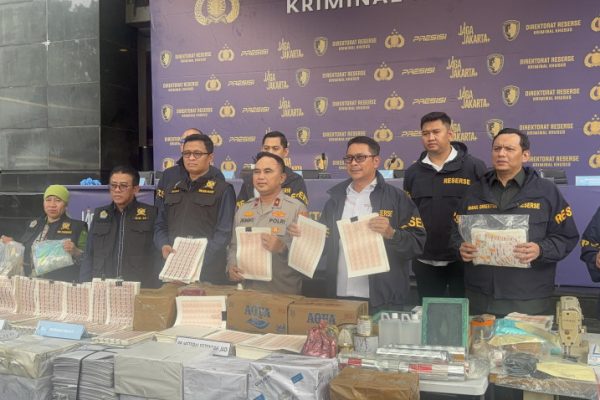polda-metro-jaya-bongkar-sindikat-produsen-meterai-palsu-16-orang-ditetapkan-tersangka-auk