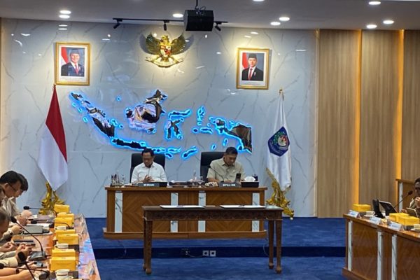 rapat-bersama-kepala-bgn-mendagri-minta-kepala-daerah-permudah-izin-sppg-dan-penerbitan-slhs-fls