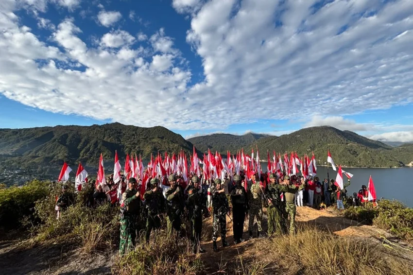 rayakan-hut-ke81-ri-300-warga-paniai-kibarkan-merah-putih-di-bukit-gobairo-dry