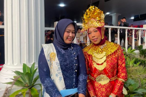 rela-terbang-dari-palembang-yuniatika-pakai-baju-adat-hadiri-hut-ke81-ri-di-istana-ita