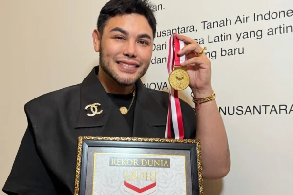 tangis-haru-ivan-gunawan-raih-rekor-muri-usai-gelar-pameran-fashion-gak-nyangka-uku