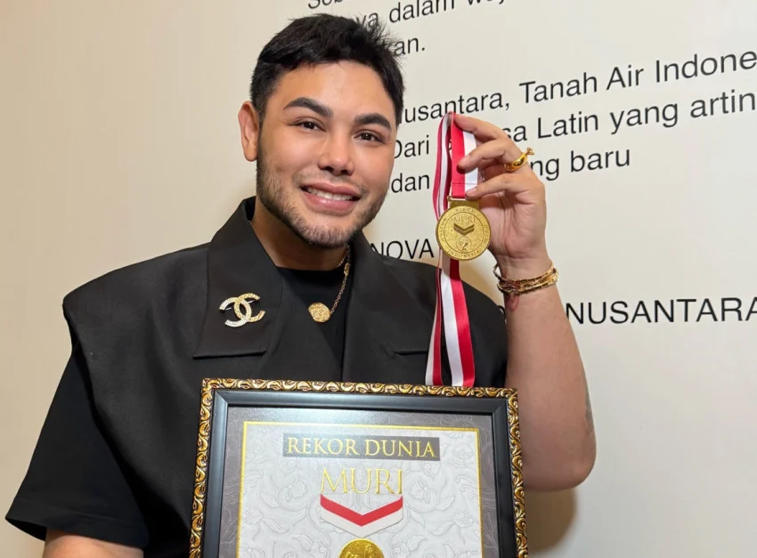 tangis-haru-ivan-gunawan-raih-rekor-muri-usai-gelar-pameran-fashion-gak-nyangka-uku