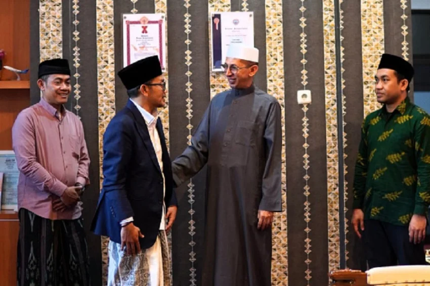 terinspirasi-pendiri-alkhairaat-gus-salam-sowan-ke-rais-syuriyah-pwnu-sulteng-zjj