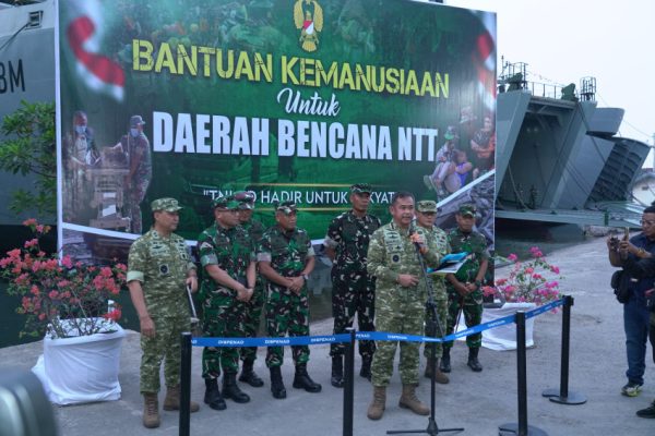 tni-ad-kerahkan-kapal-laut-kirim-puluhan-ton-bantuan-hingga-tenaga-medis-ke-ntt-wzh