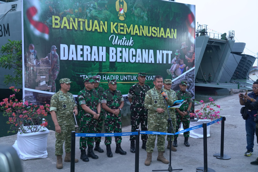 tni-ad-kerahkan-kapal-laut-kirim-puluhan-ton-bantuan-hingga-tenaga-medis-ke-ntt-wzh