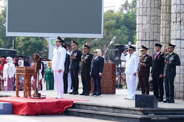 upacara-hut-ke81-ri-bupati-indramayu-ajak-pejabat-panaspanasan-bareng-warga-lwb