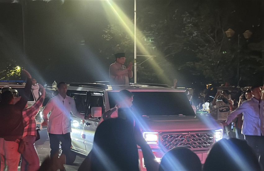 usai-karnaval-kemerdekaan-di-monas-prabowo-sapa-warga-dari-atas-mobil-maung-rnd