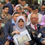 dokter-tifa-tantang-jokowi-tunjukkan-ijazah-di-hadapannya-sue