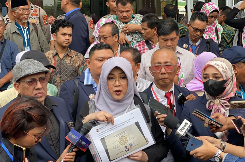 dokter-tifa-tantang-jokowi-tunjukkan-ijazah-di-hadapannya-sue